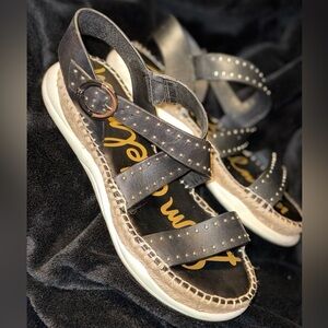 Black Sandals with Woven Straps and Cushioned Sole